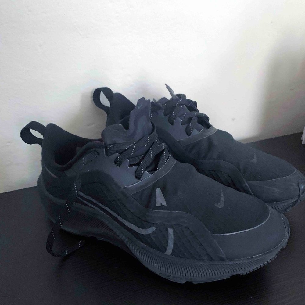 Nike Women's Air Zoom Pegasus 37 Size 6 Small Tears